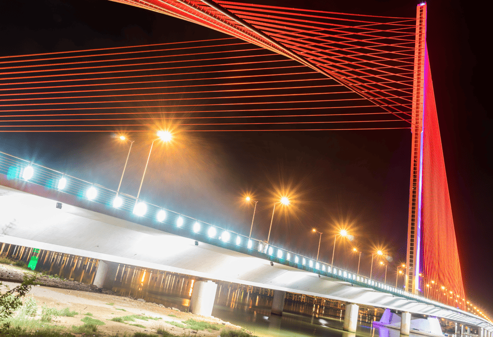 The modern lighting design enhances the beauty of Tran Thi Ly Bridge as night sets in (Source: Canva)